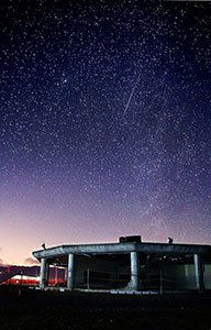 旧大川小校舎と星空