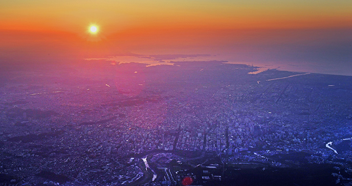仙台市街地に昇る朝日