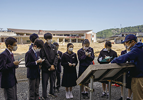 石巻市大川小学校で佐藤さんの震災語り