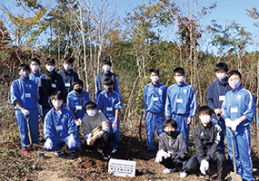 植樹した場所に日付と学校名を入れた記念プレートも設置