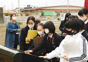 慰霊碑に刻まれた閖上中学校生の名前を確認