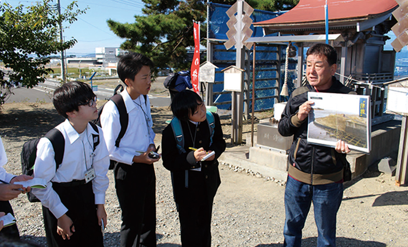 実際の写真とともに津波被害について語る長沼さん