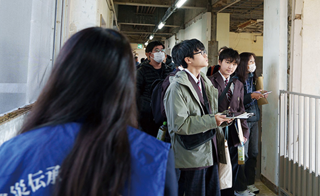 震災津波の破壊力を目の前に言葉を失う中学生たち